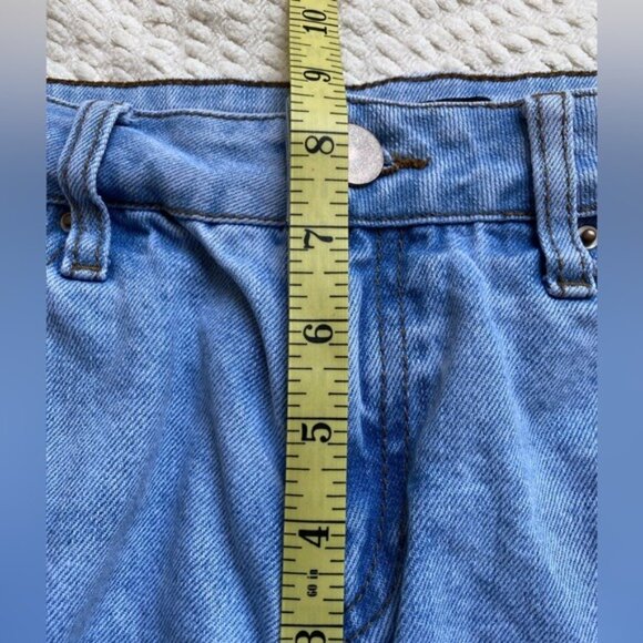 Fashion Nova Mid-Rise Distressed Pale Wash Denim Shorts Size 5 - Picture 7 of 8